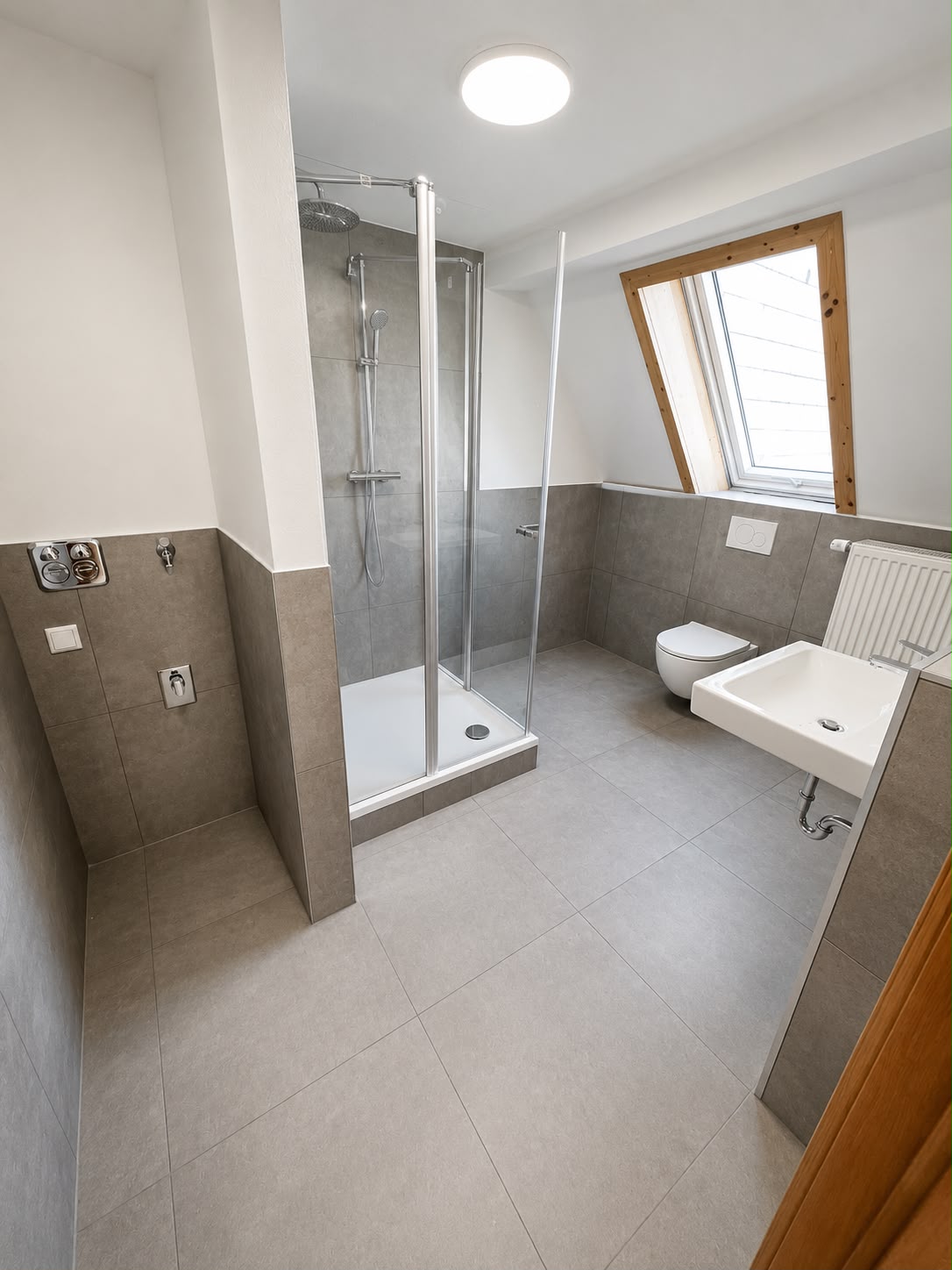 Badezimmer mit Dusche – Fliesenverlegung