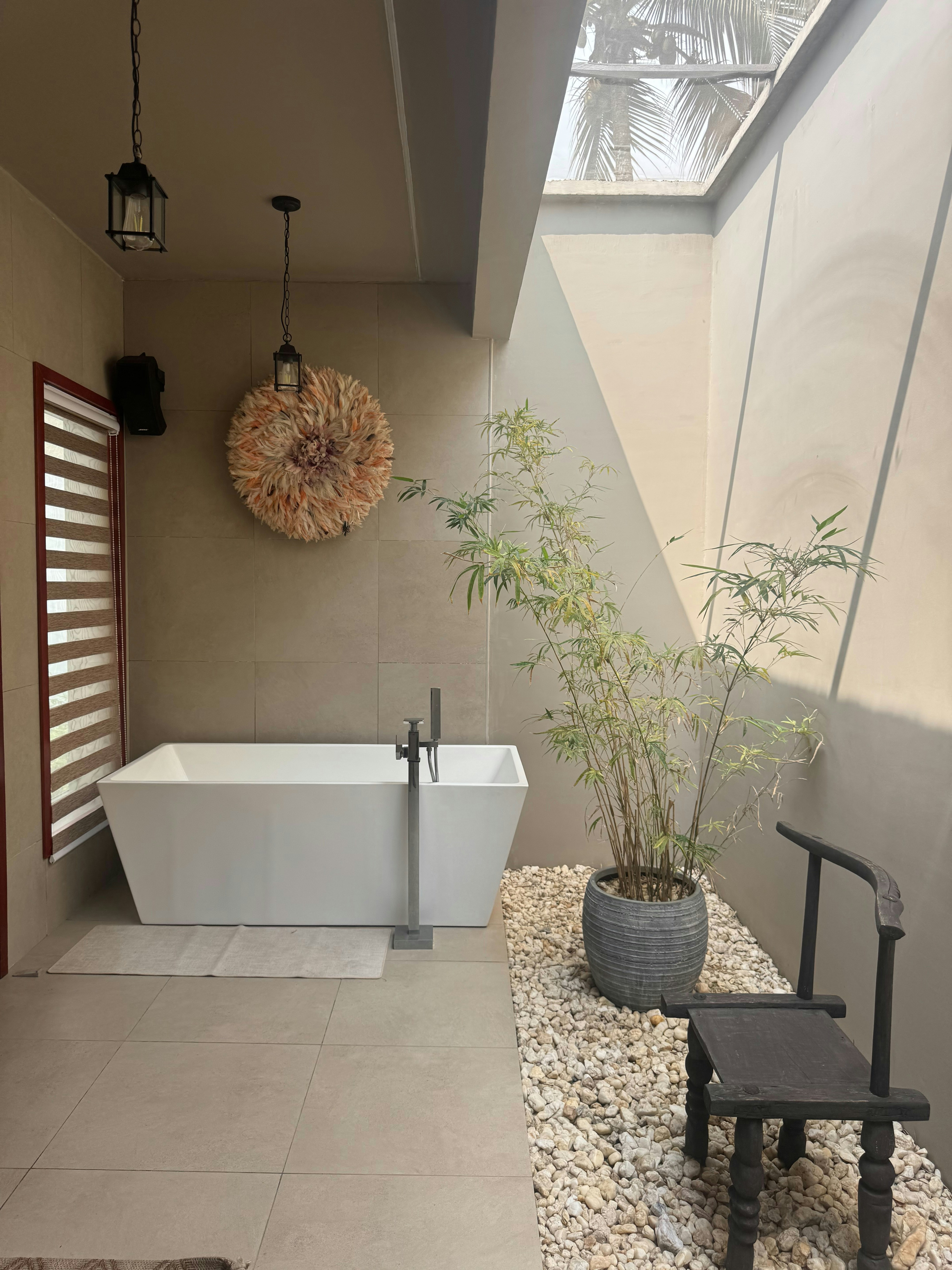 Exklusives Badezimmer mit freistehender Wanne