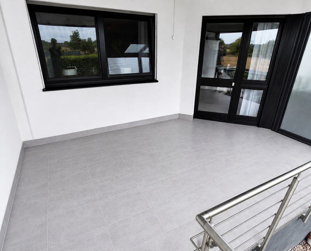 Überdachte Terrasse – Feinsteinzeug in Betonoptik