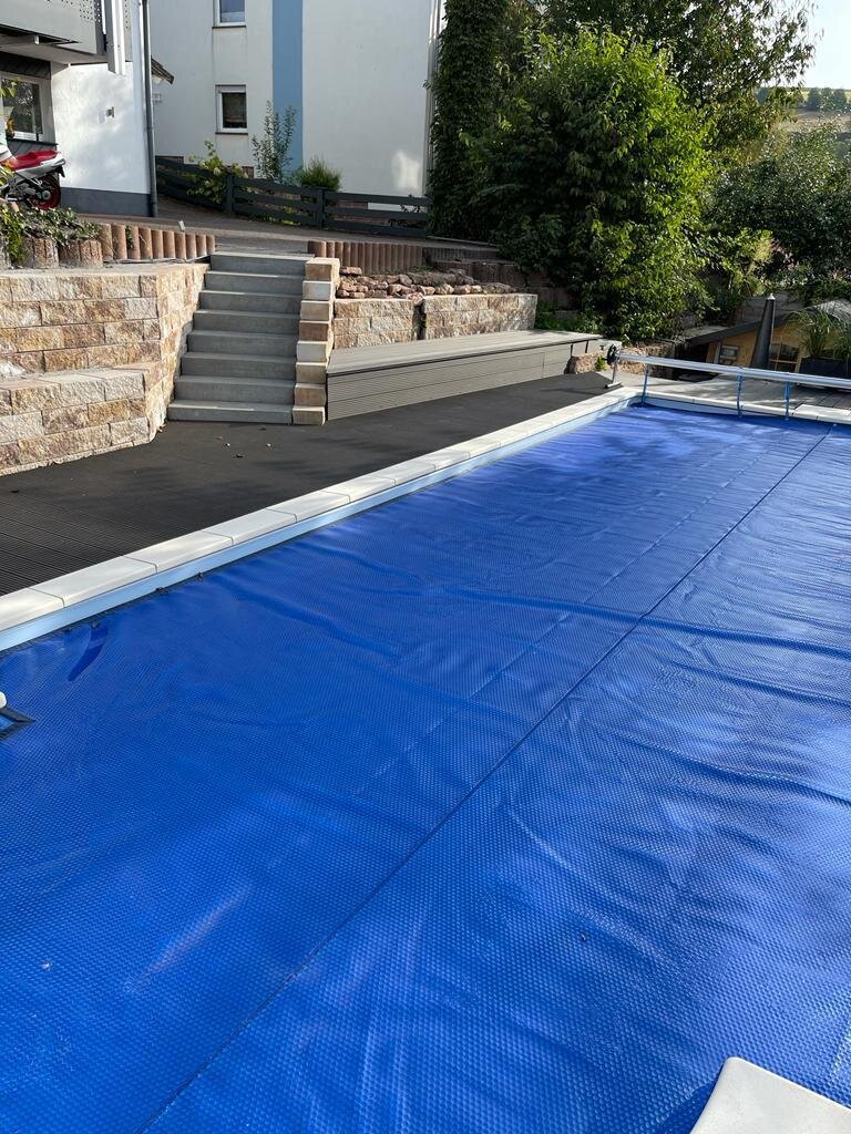 Poolumrandung mit Natursteintreppe