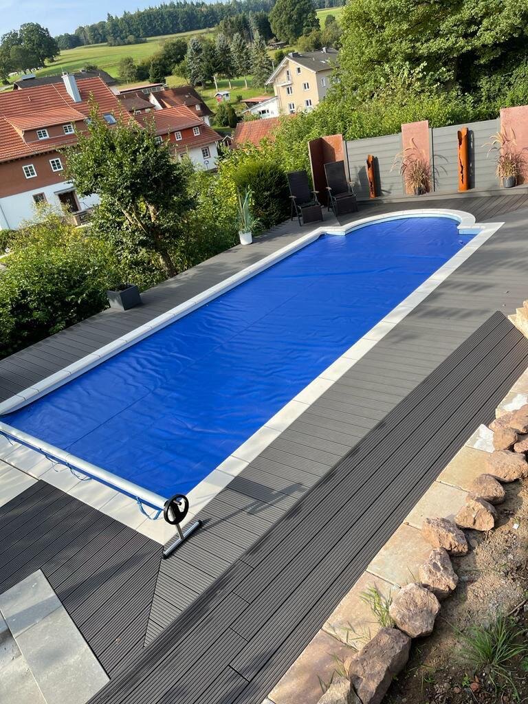 Poolanlage mit WPC-Terrasse – Gesamtansicht